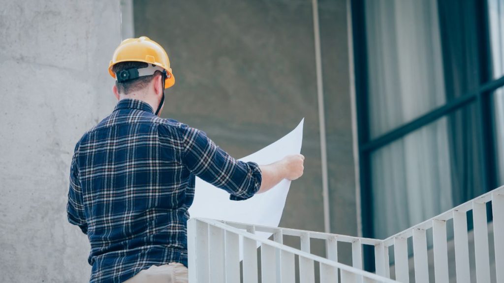 persona con plano y casco obra