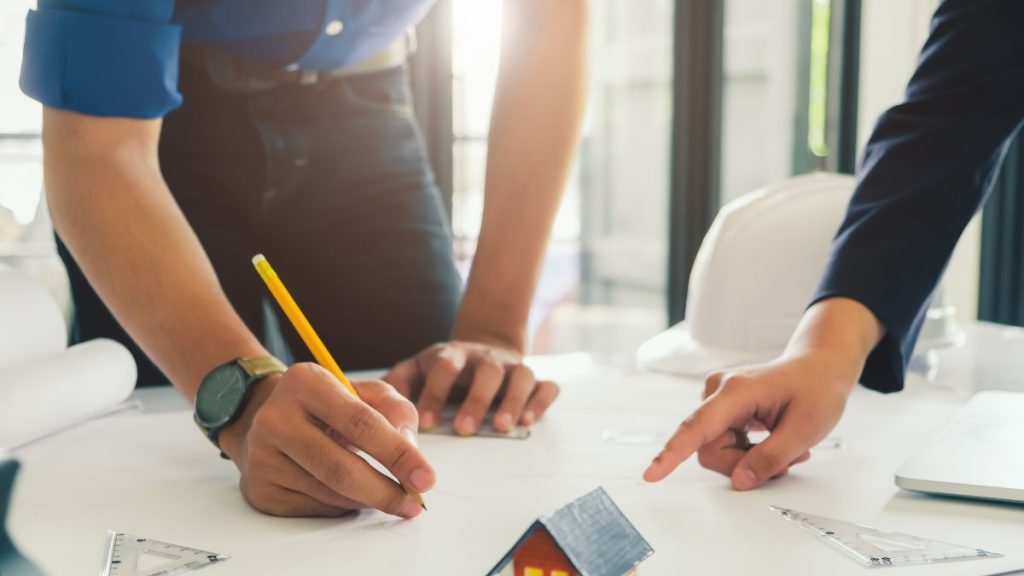 persona escribiendo sobre plano