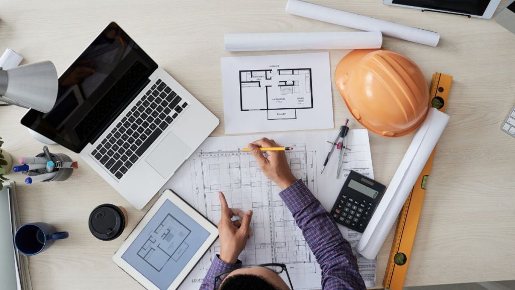 persona con planos de obra